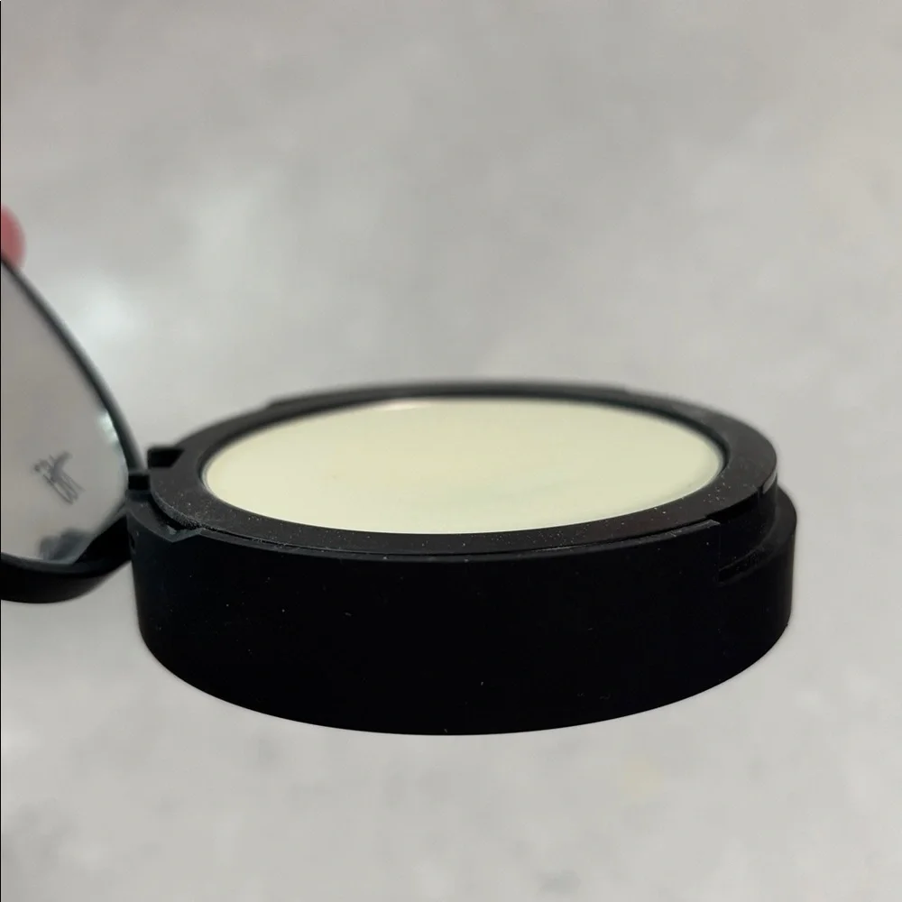It Cosmetics Bye Bye Pores Pressed Powder